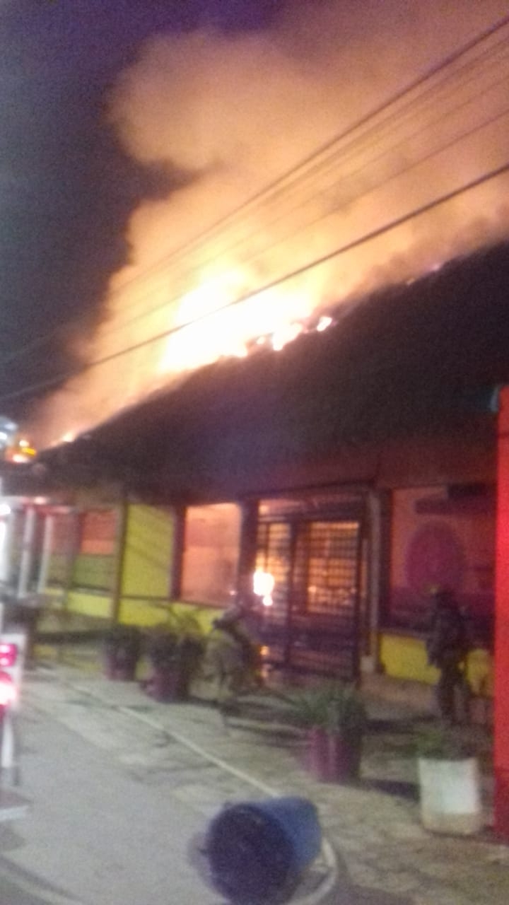 Registran incendio de palapa de un restaurante en Cozumel