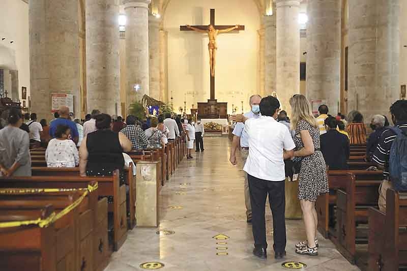 Fieles regresan a Iglesias durante fin de semana en Mérida