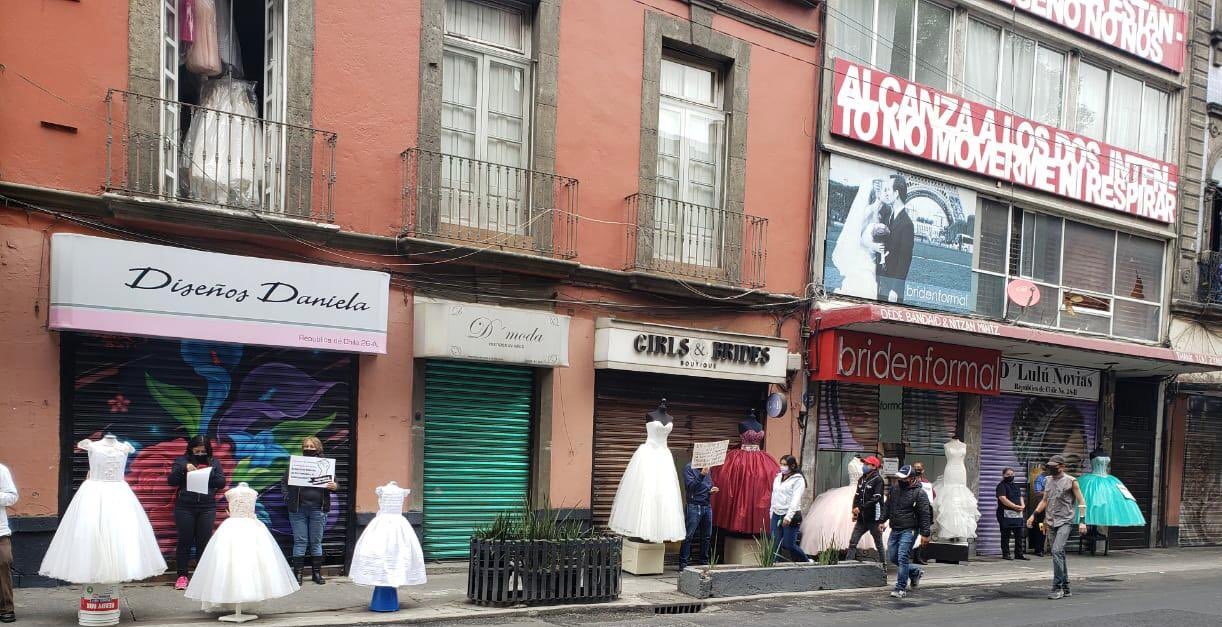 Locatarios de la "calle de las novias" protestan con maniquíes en CDMX