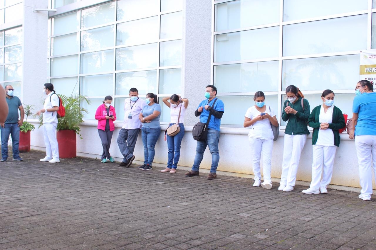 Personal del IMSS Cancún recibe la vacuna contra el COVID-19