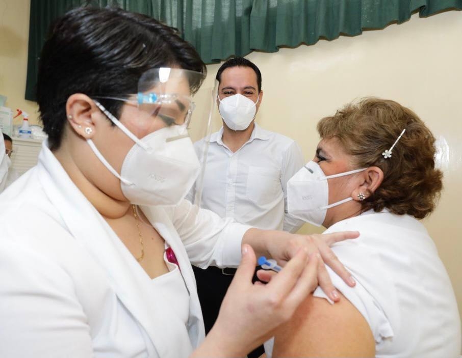 Mauricio Vila supervisa aplicación de la vacuna anticovid en Mérida en VIVO
