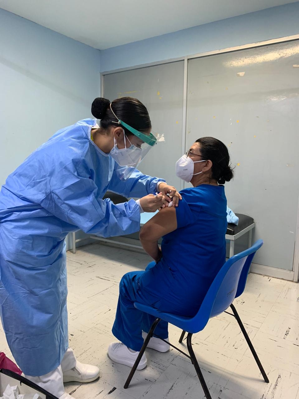 Minelia Ayil, primera enfermera del ISSSTE en recibir la vacuna anticovid en Mérida