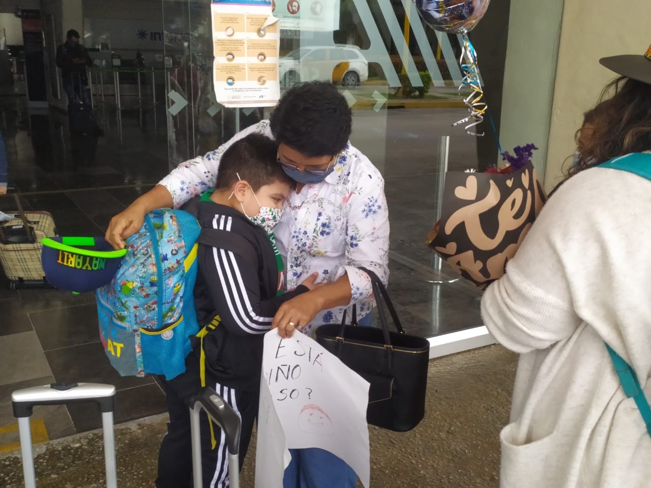 Abuelita recibe a su nieto en el aeropuerto de Ciudad del Carmen con globos
