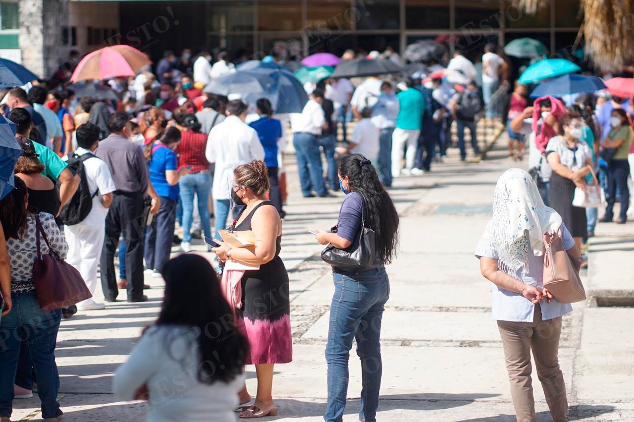 Personal médico hace larga fila para recibir vacuna anticovid en Yucatán