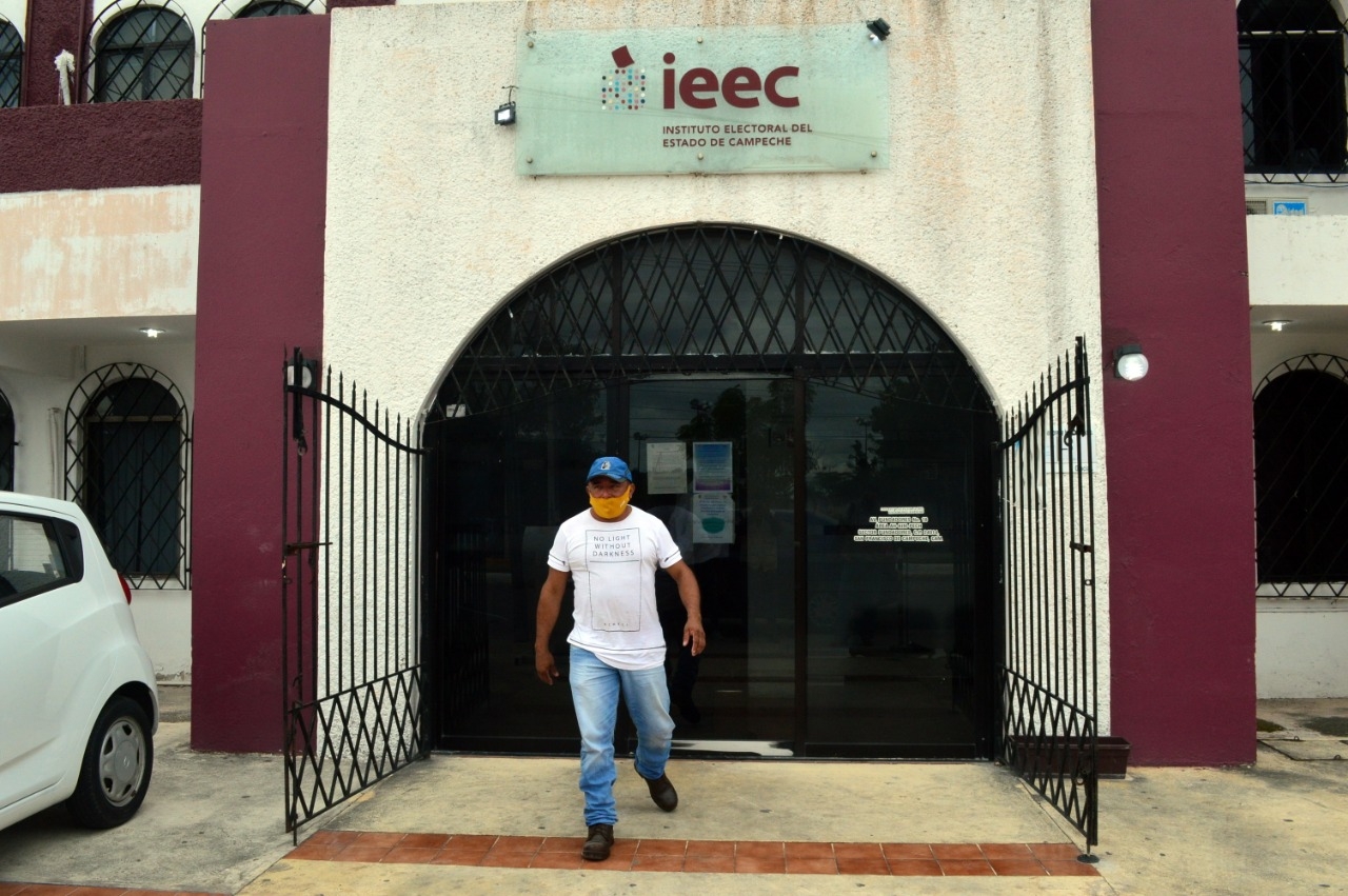 Ciudadano se manifiesta en el IEEC por recursos otorgados a partidos políticos