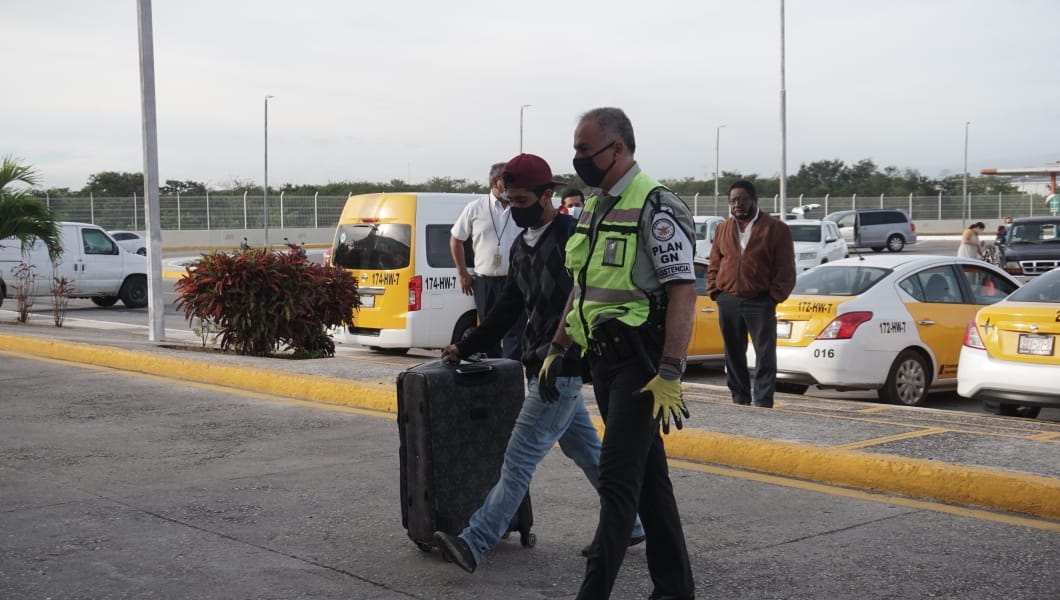 Pasajero intenta regalar equipaje y es detenido en el aeropuerto de Campeche