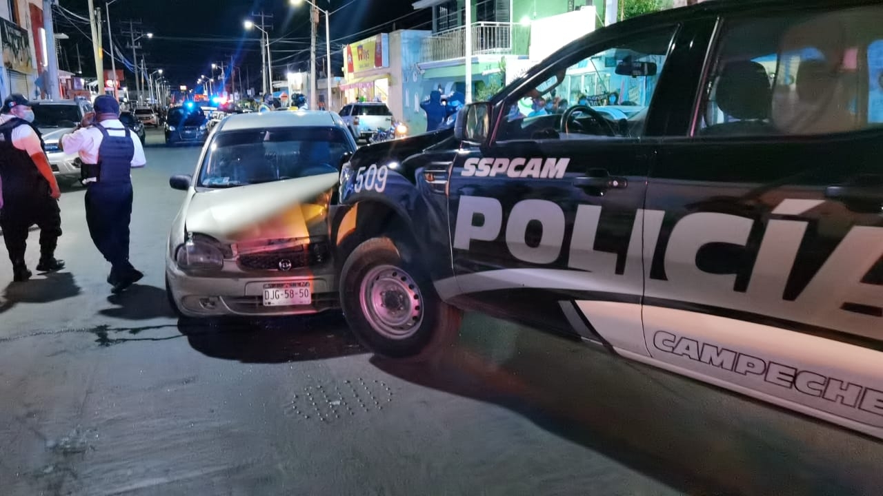 Hombre impacta su auto contra patrulla en Campeche