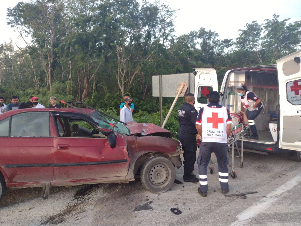 Aparatoso accidente deja cuatro heridos en la carretera Mérida-Puerto Juárez