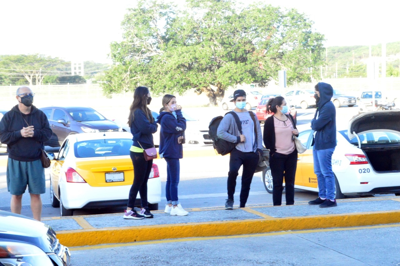 Familia protagoniza emotiva despedida en el aeropuerto de Campeche