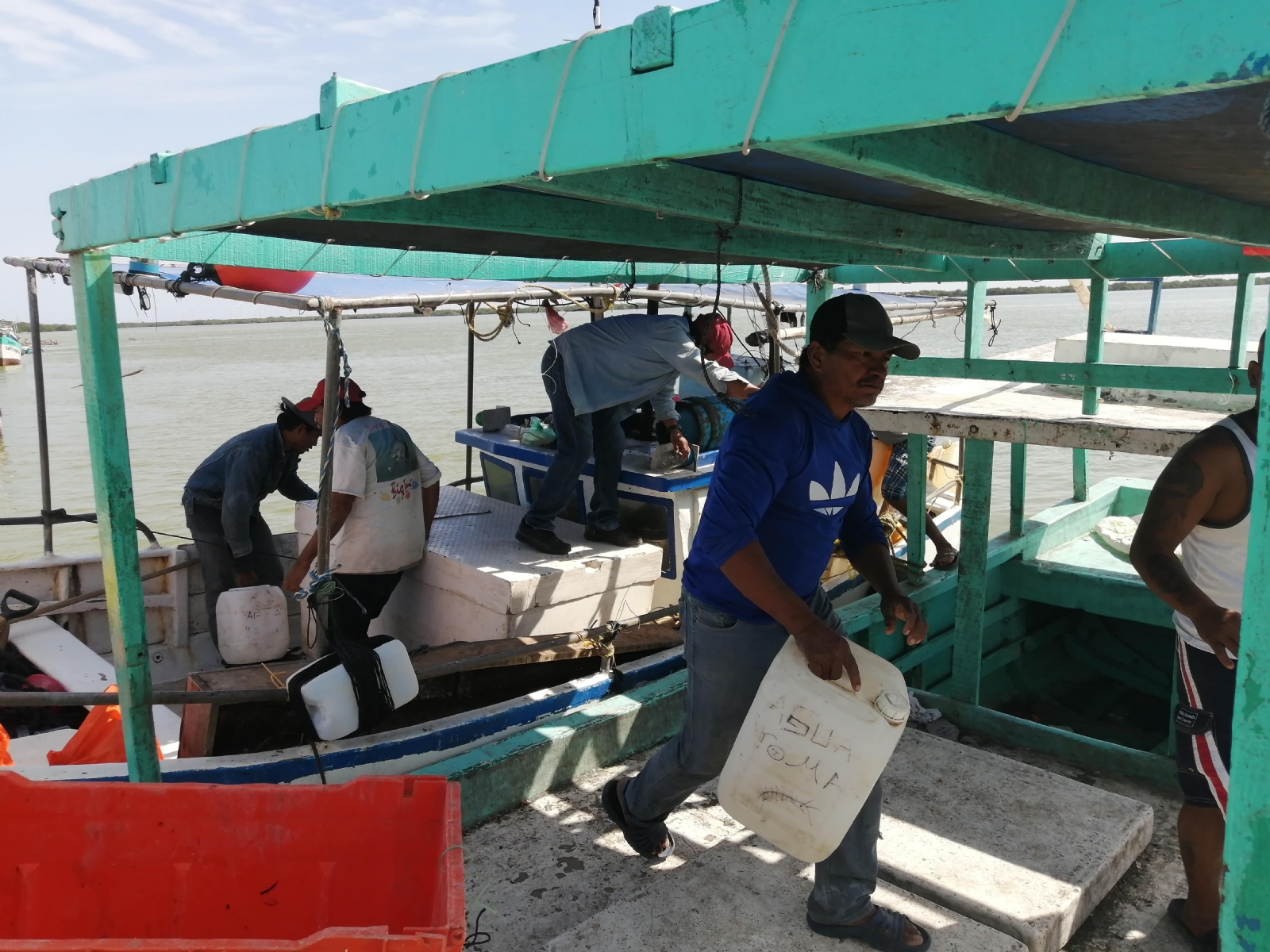 Reciben a pescadores desaparecidos con un banquete en Progreso