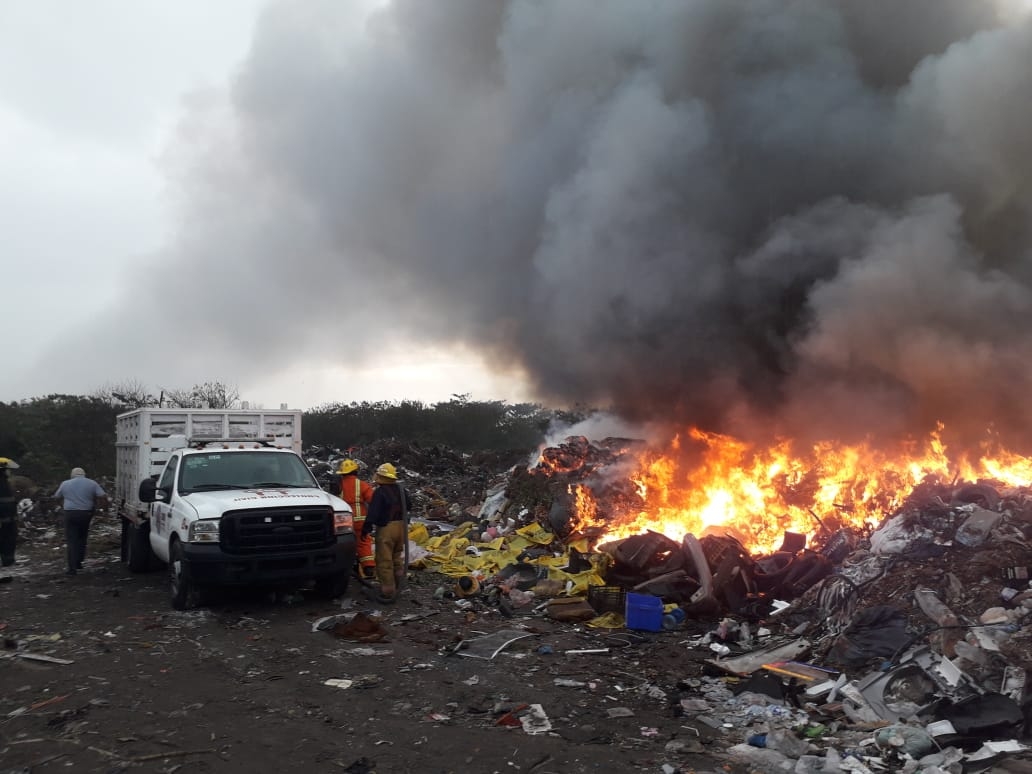 Incendio de basurero pone en riesgo a pobladores de San Nicolás en Ciudad del Carmen