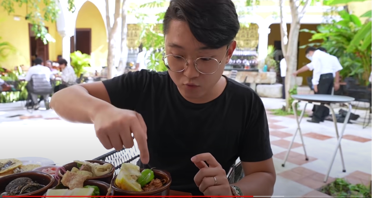 Youtuber coreano viaja a Mérida y prueba el poc chuc por primera vez: VIDEO