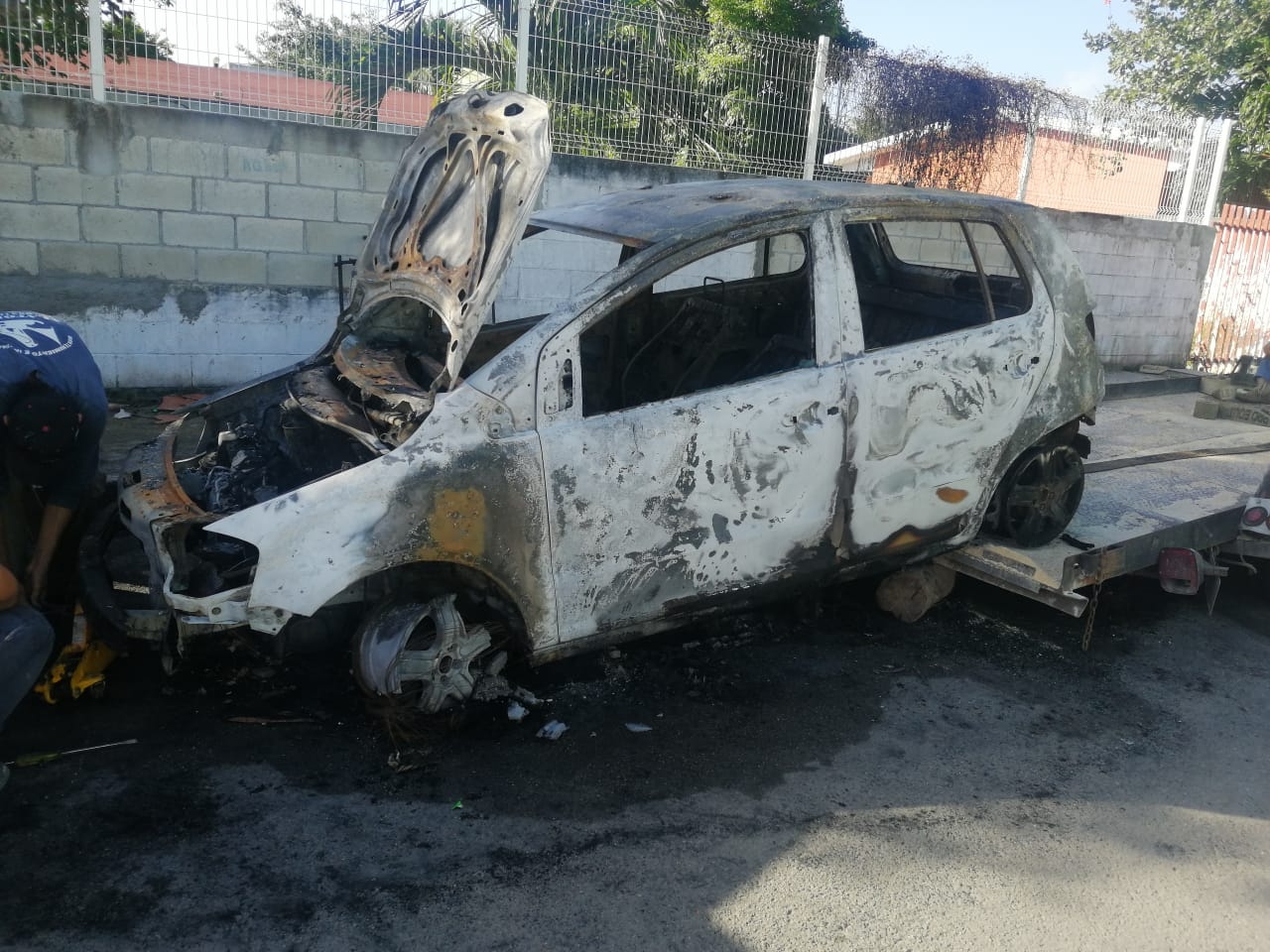 Automóvil arde en llamas en la calle Celul de Chetumal