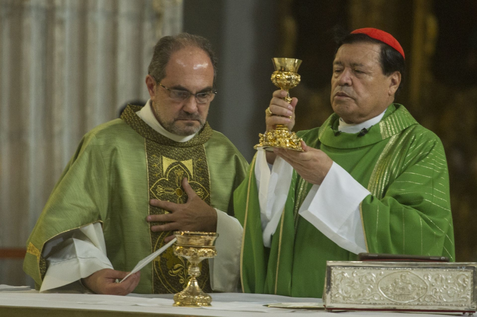 Norberto Rivera recibe los santos óleos, revela exvocero
