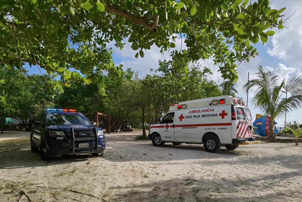 Menor alcoholizada es rescatada de ahogarse en Playa del Carmen