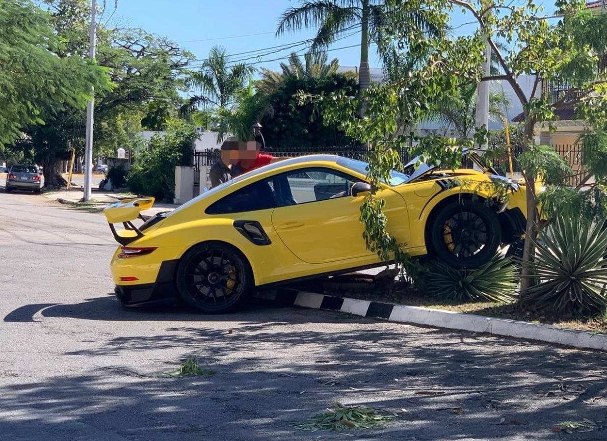 Auto de lujo, valuado en 11 millones de pesos, se estrella al norte de Mérida