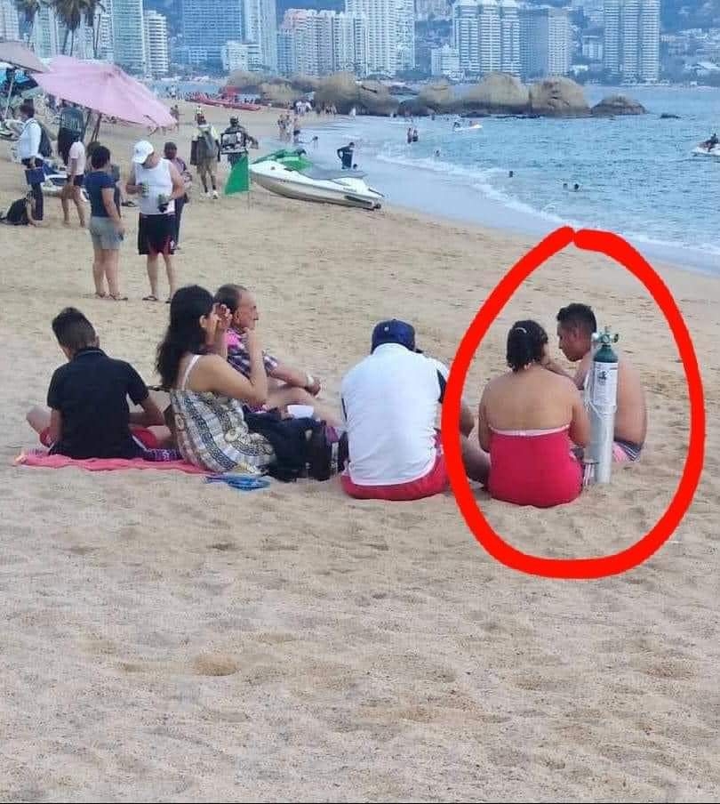 Captan a un hombre con tanque de oxígeno en la playa; lo critican en redes