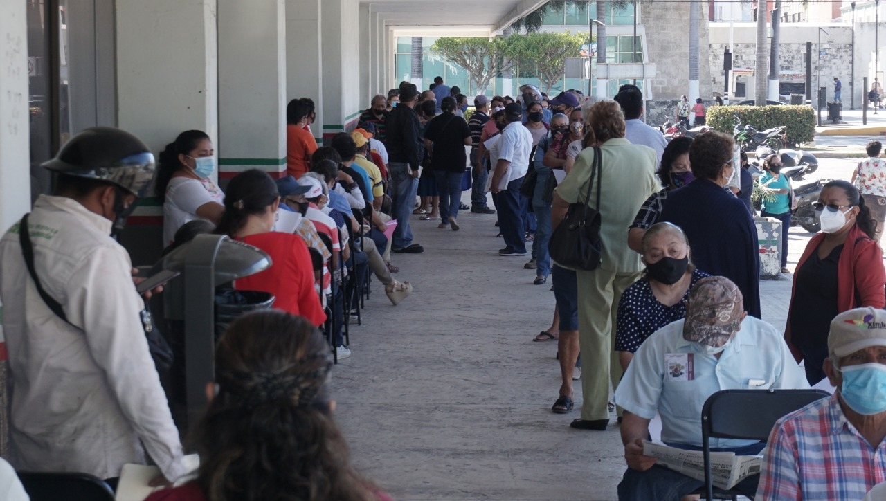 Adultos mayores hacen filas para recibir el pago de pensiones en Campeche