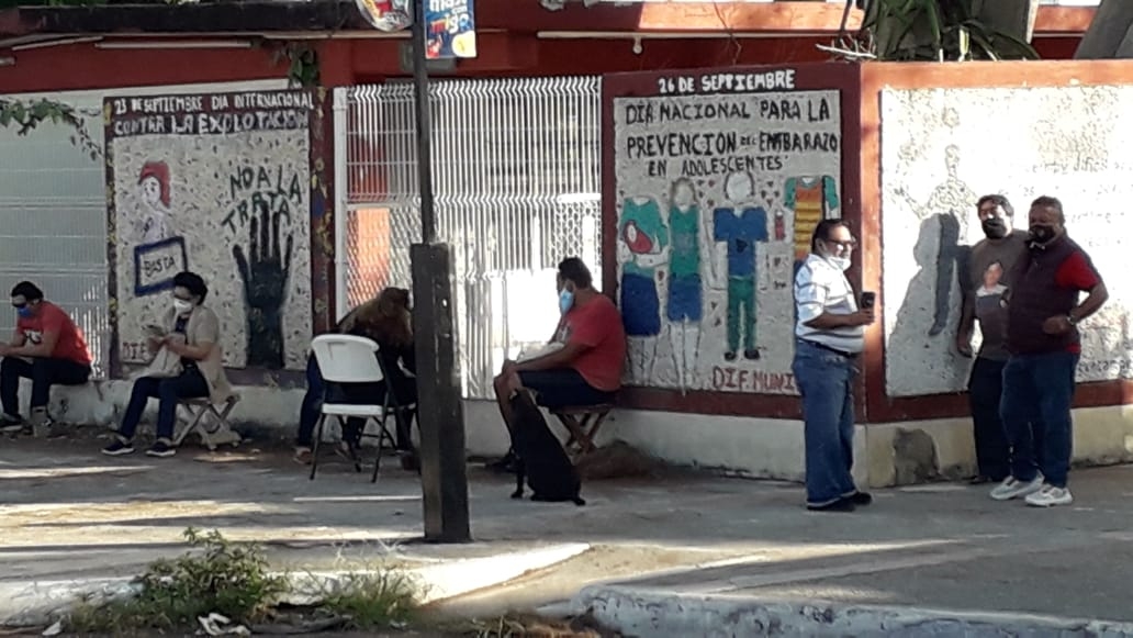Maestros hacen fila para aplicarse la vacuna contra el COVID-19 en Campeche