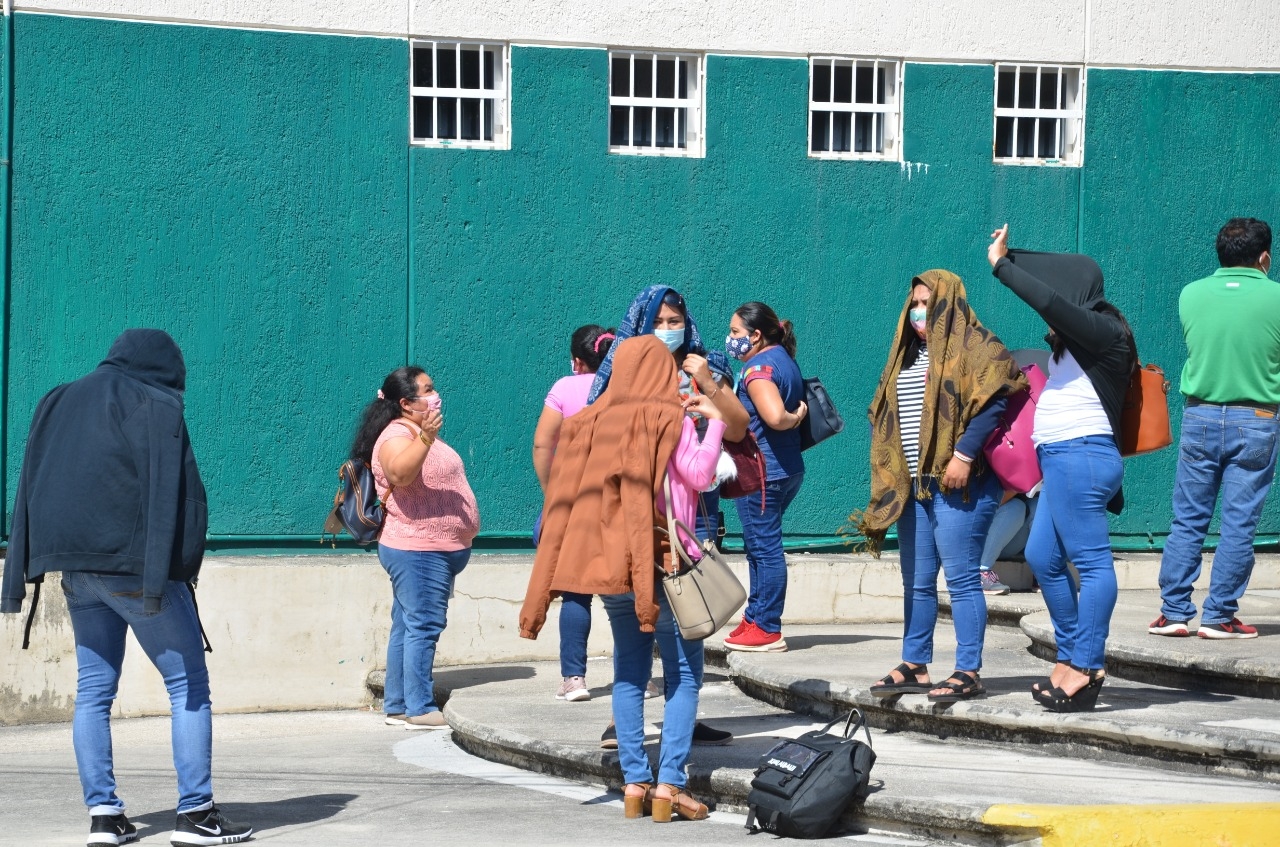 Vacunan a maestros contra el COVID-19 en Ciudad del Carmen: VIDEO
