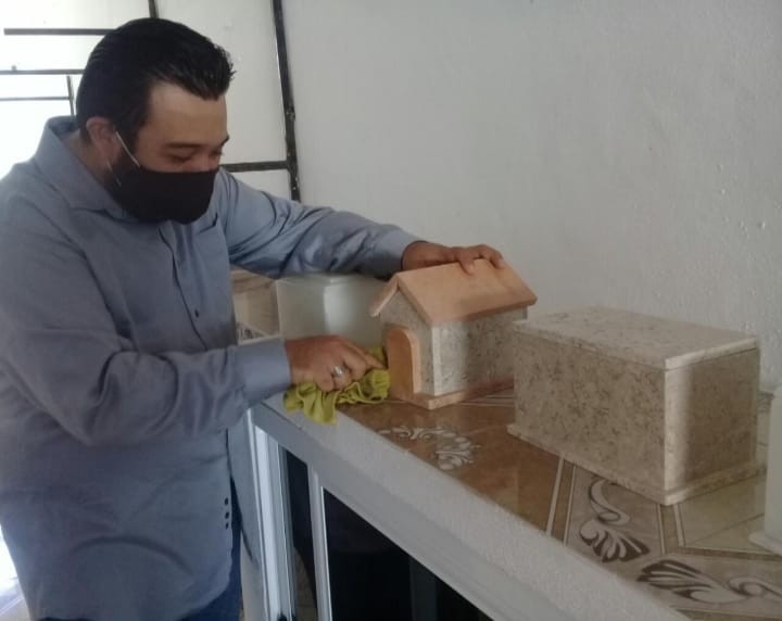 Empleados de funerarias piden ser vacunados contra el COVID-19 en Kanasín