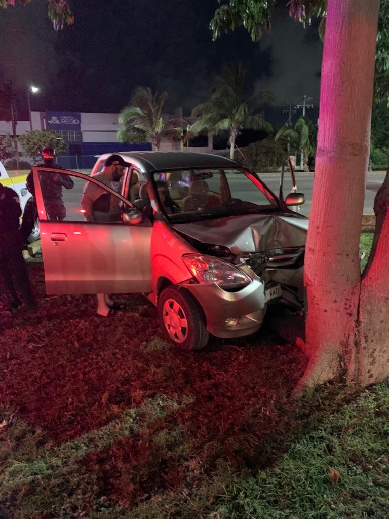 Conductor choca contra un árbol en Cancún