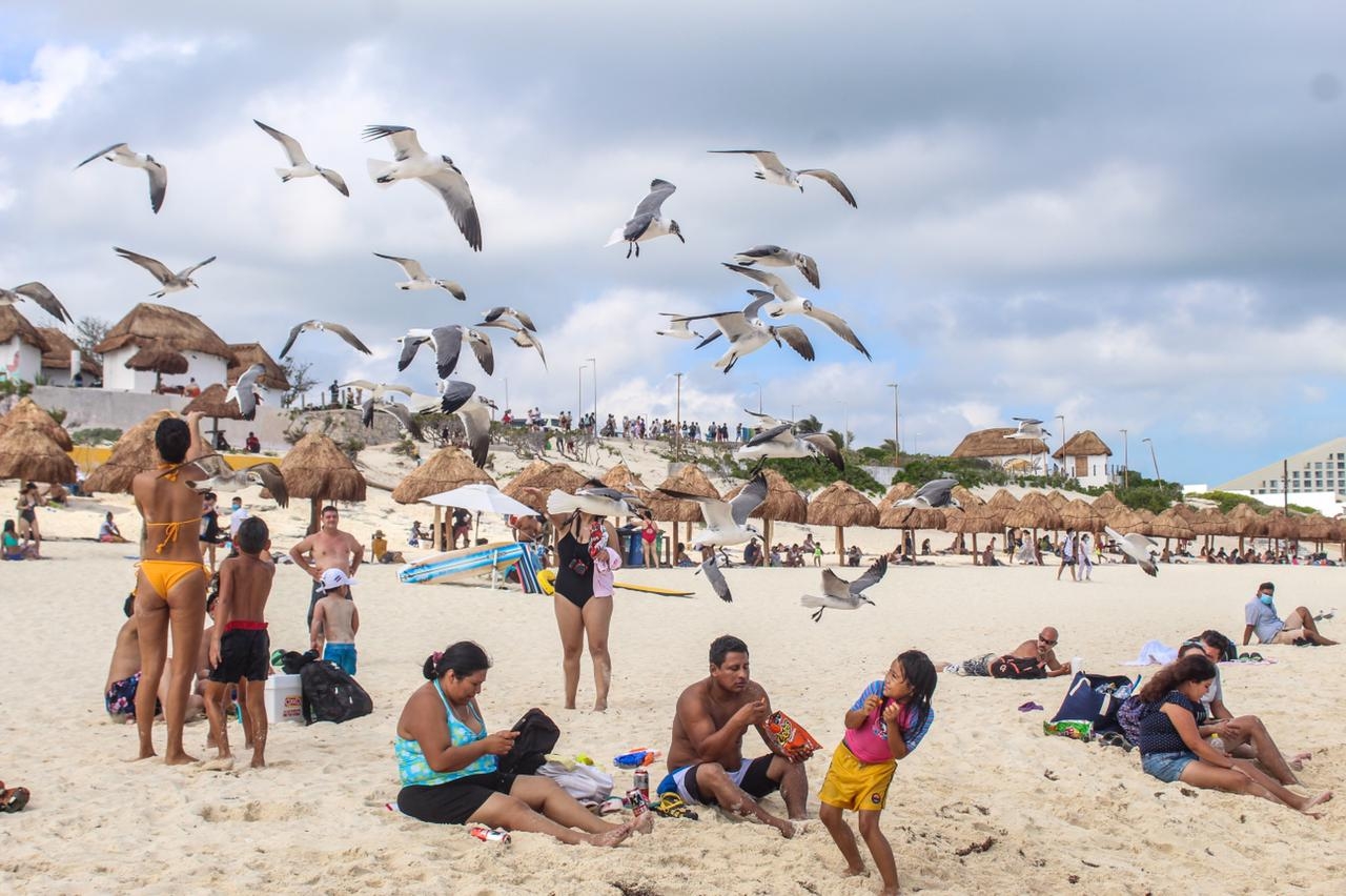 Bañistas abarrotan playas de Cancún tras decreto de Semáforo Naranja