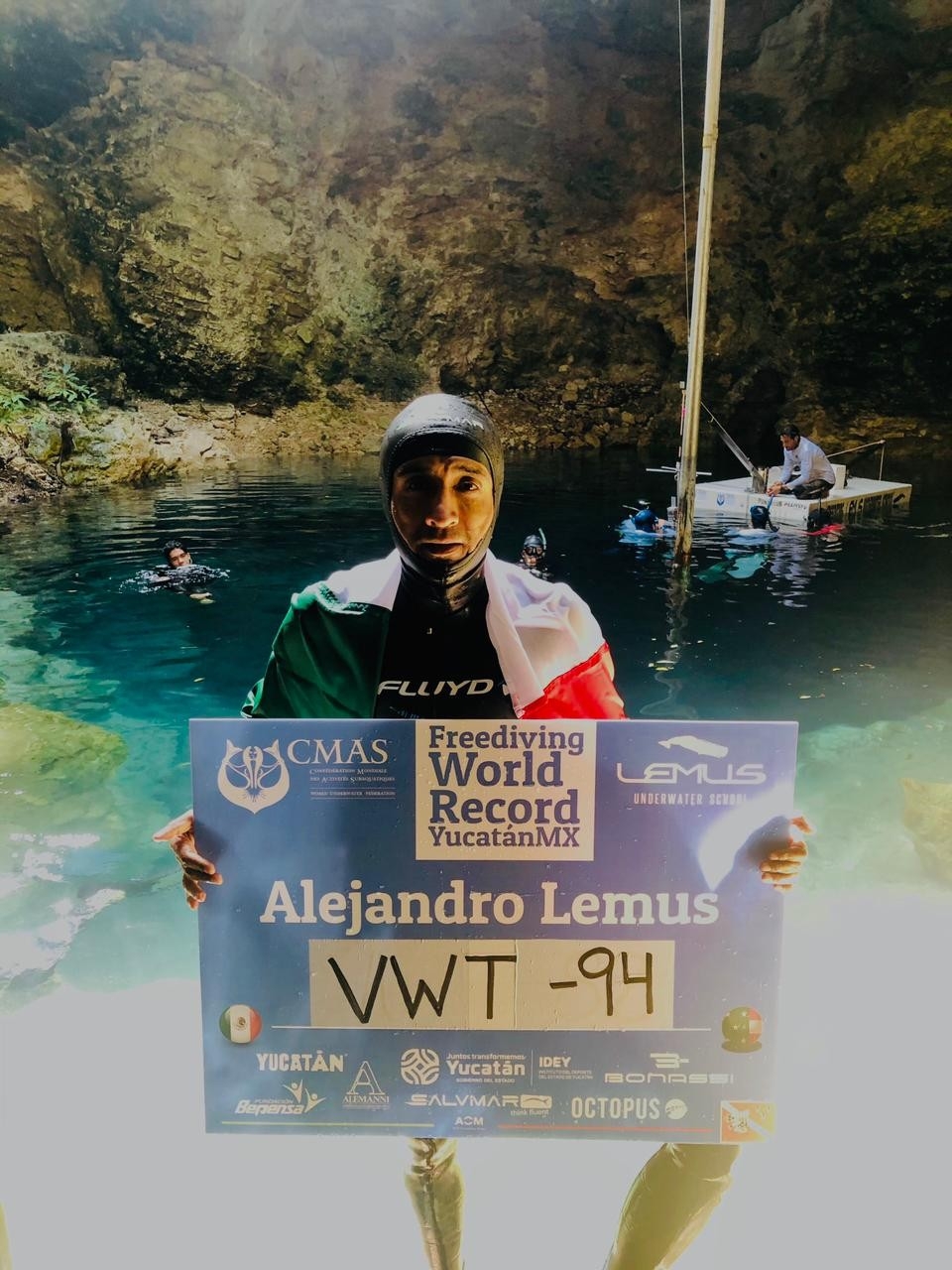Alejandro Lemus rompe otro récord mundial en cenote de Yucatán