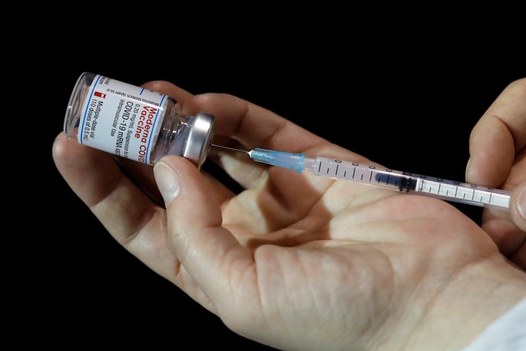 Moderna anuncia que su vacuna contra el COVID-19 es eficaz contra nuevas cepas
