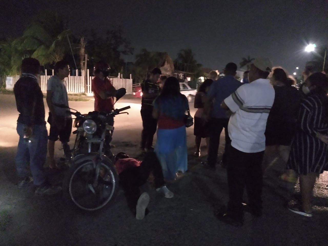 Motociclista accidentado espera más de una hora a la unidad médica en Cancún
