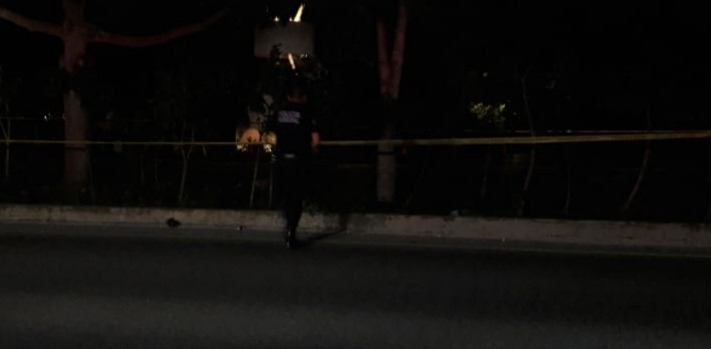 Hallan cadáver de motociclista en la carretera Cancún-Playa del Carmen
