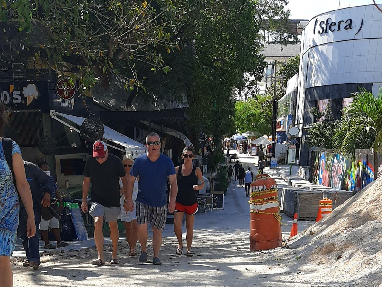 Algunos turistas comienzan a usar cubrebocas en calles de Playa del Carmen