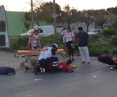 Camioneta le pega a motociclista y lo manda al hospital en Cancún