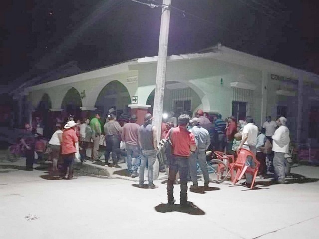 Ciudadanos duermen fuera del INE para tramitar credencial en Palizada