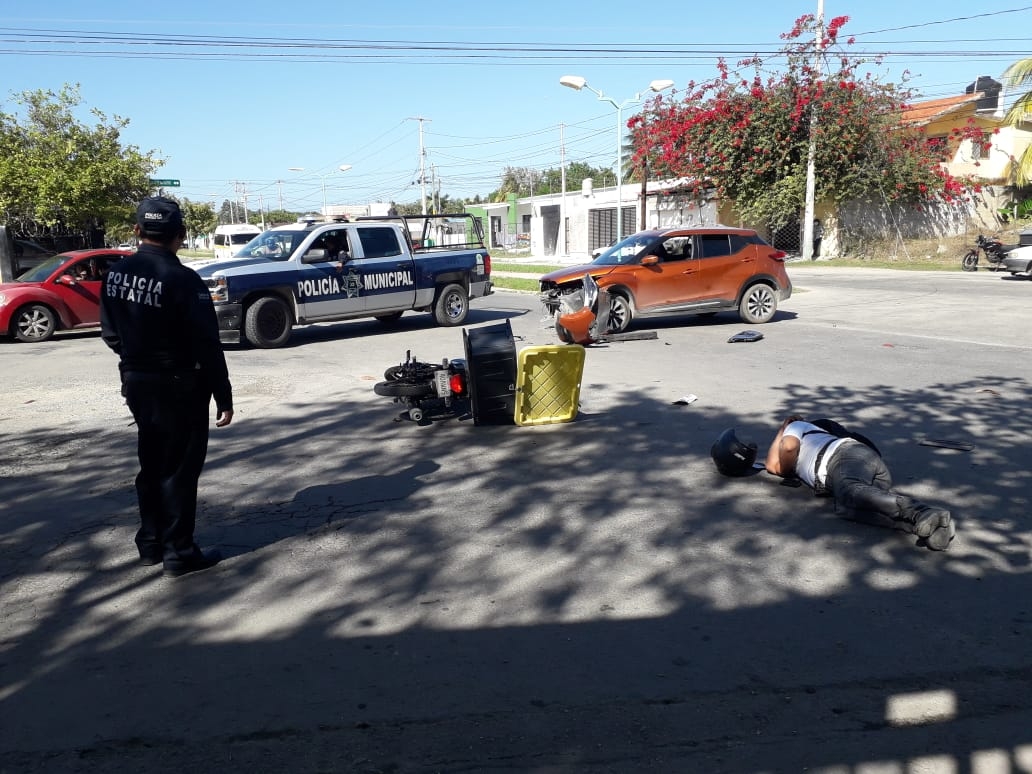 Coche se estampa contra motociclista en calles de Chetumal