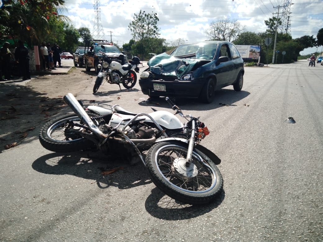 Motociclista trasladado de urgencia al hospital tras choque en el periférico de Mérida