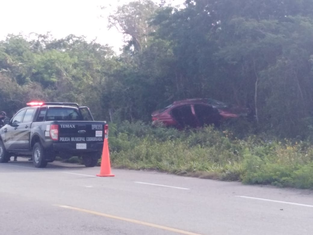 Accidente automovilístico deja dos lesionados en carretera federal de Mérida