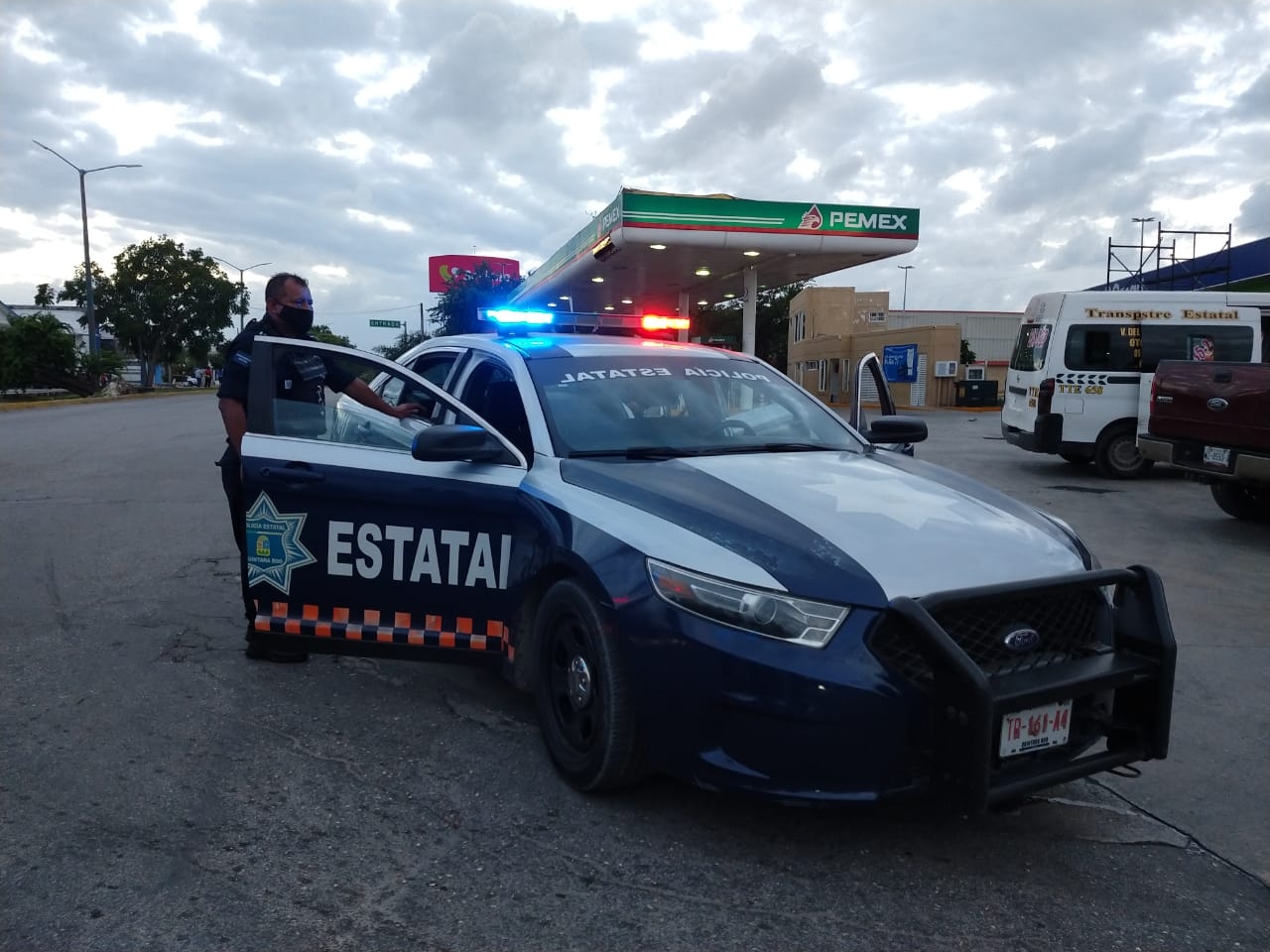 Balacera en Cancún deja a dos policías heridos