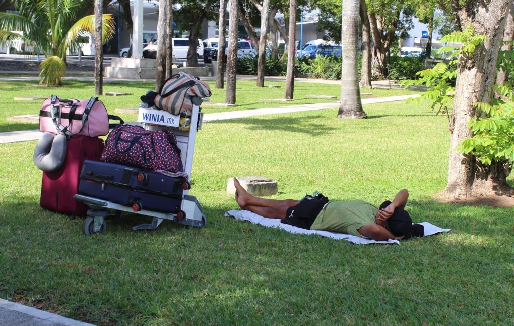Turistas argentinos duermen en jardines del Aeropuerto de Cancún