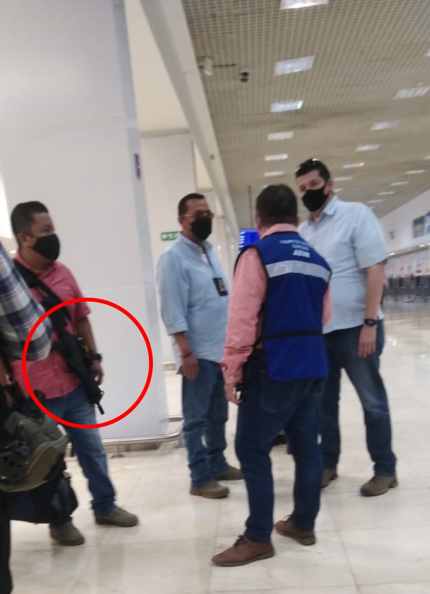 Hombres armados con metralletas ingresan al aeropuerto de Mérida