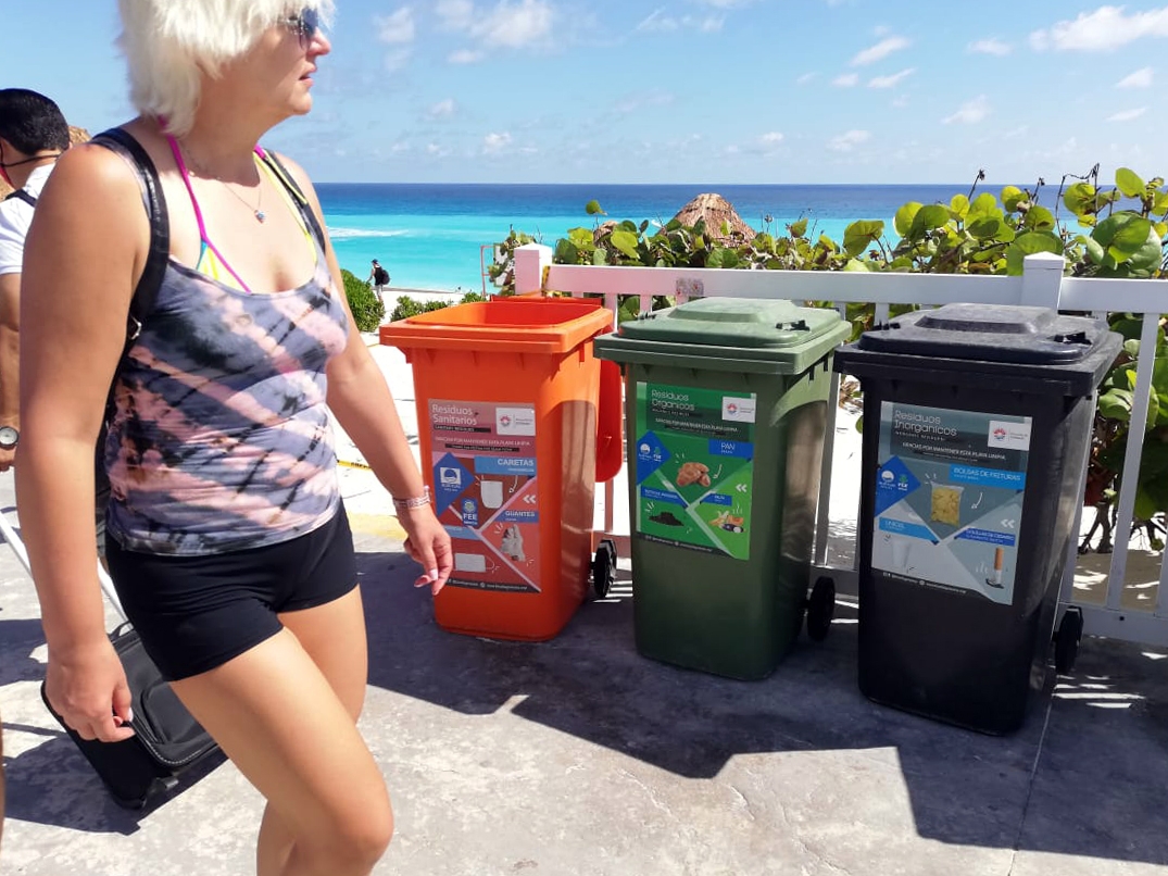 Turistas olvidan al COVID-19 en playas de Cancún
