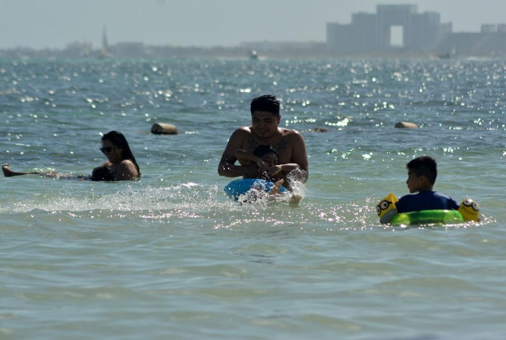 Playas de Cancún con aglomeraciones y sin medidas sanitarias