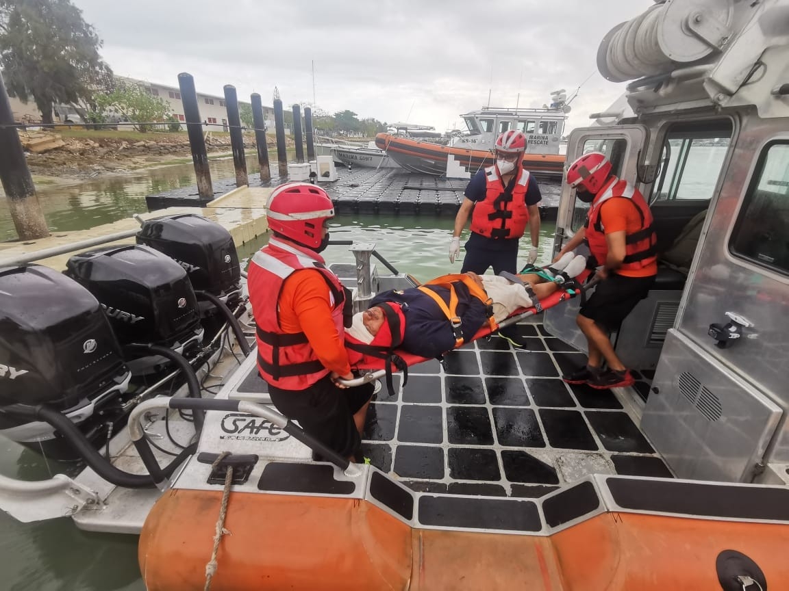 Marina rescata a pescador herido en costas de Progreso