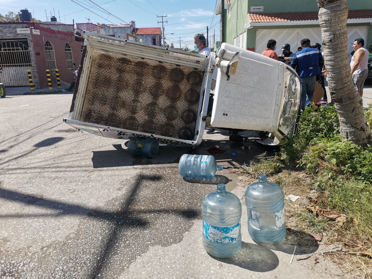 Automovilista choca contra un repartidor de agua en Ciudad del Carmen