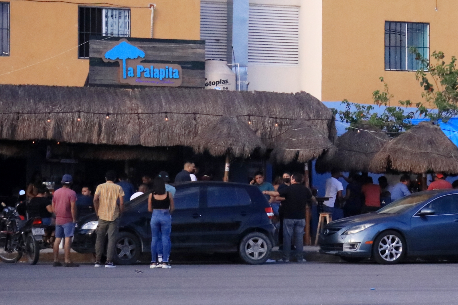 Negocios en varias partes de Cancún no acatan el llamado de evitar aglomeraciones.