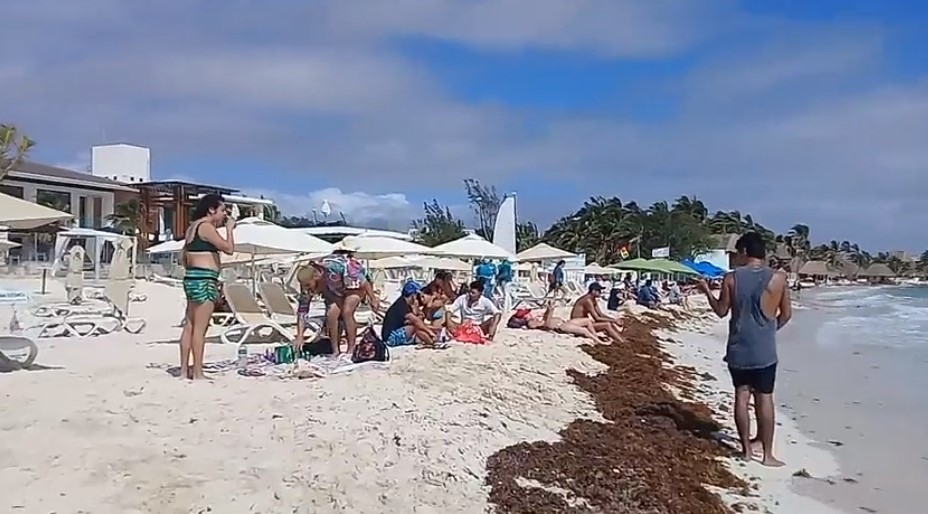Turistas y locales acuden a los arenales en Playa del Carmen: VIDEO
