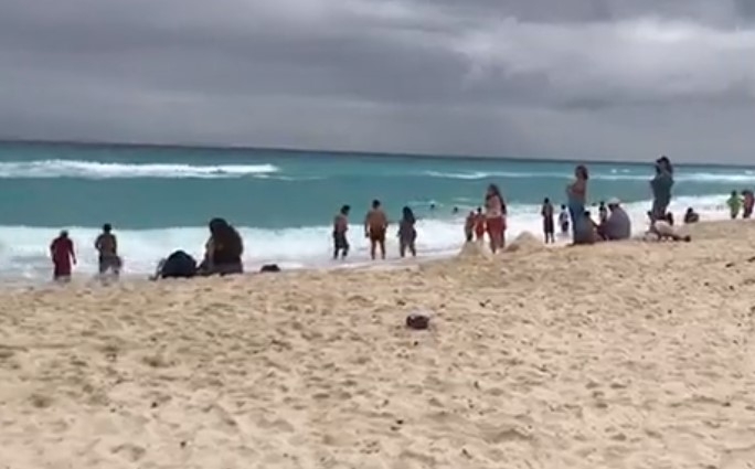 Bañistas ignoran clima y asisten a playas de Cancún: VIDEO