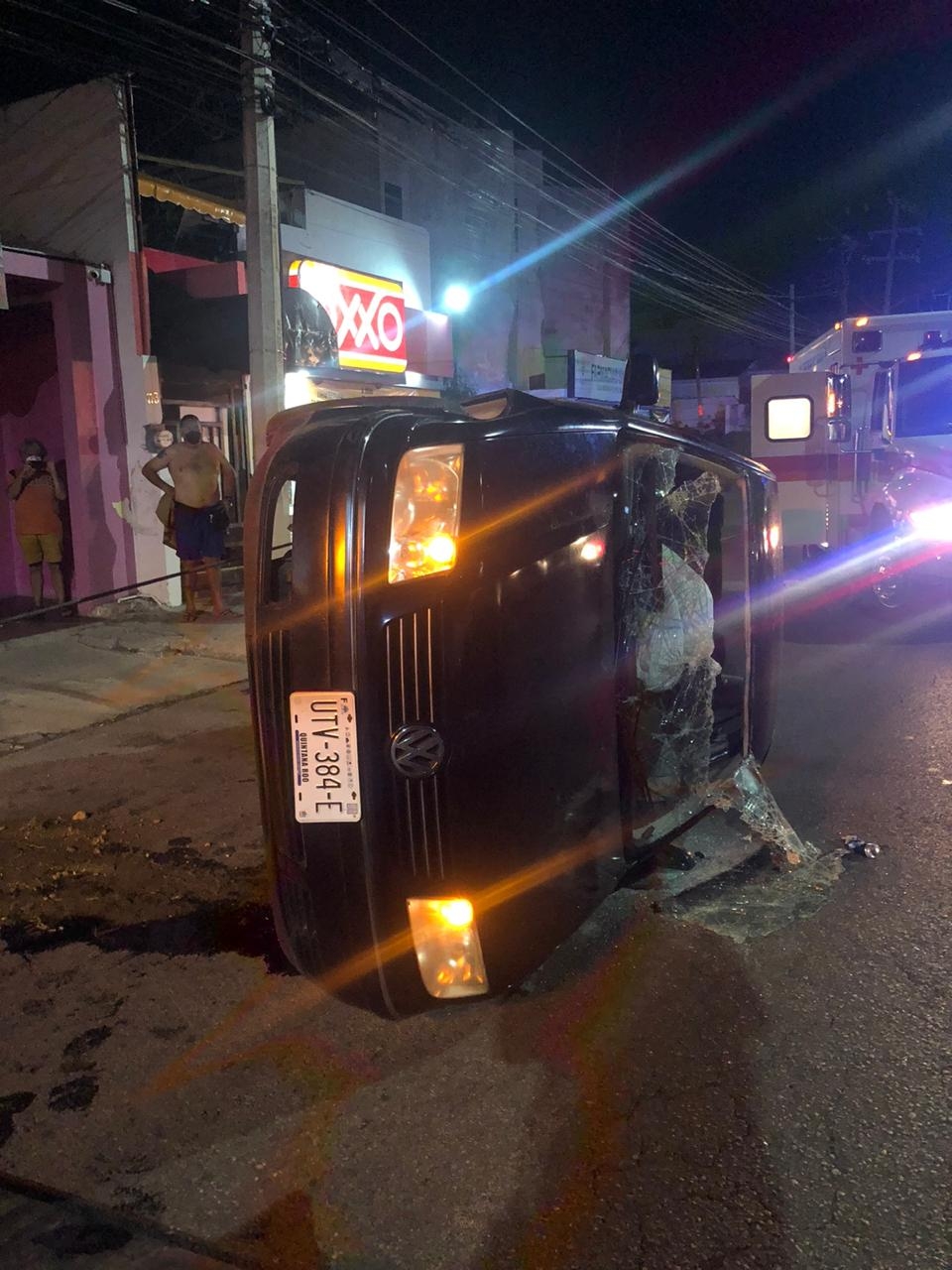 Chocan vehículos en la Avenida Bonampak de Cancún, uno termino volcado