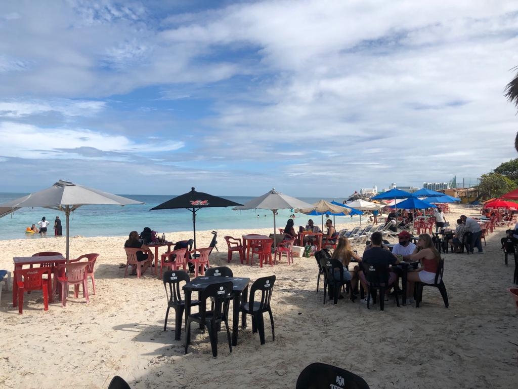 Entre basura, sargazo y falta de medidas sanitarias lucen las playas de Cancún