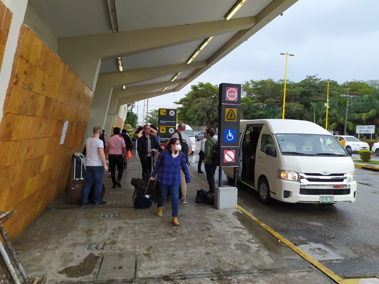 Pasajeros se quejan por acceso limitado al aeropuerto de Ciudad del Carmen